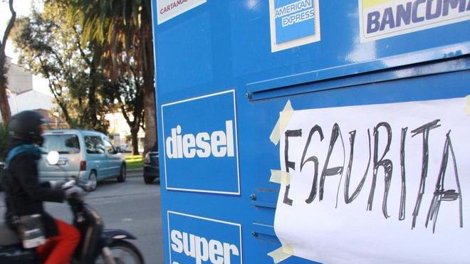 Assalto ai distributori Finisce la benzina