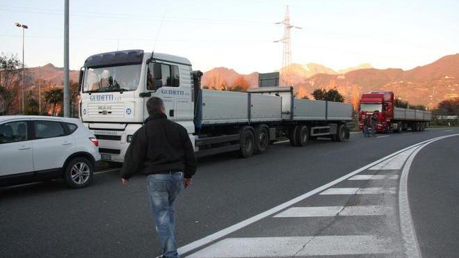 Adesso il blocco dei Tir contagia anche la Versilia