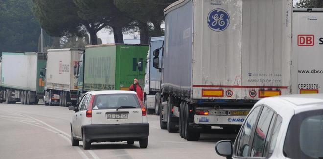 Poco gasolio, primi effetti dello sciopero dei forconi 