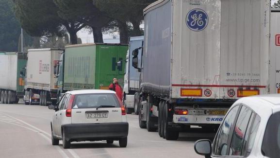 Poco gasolio, primi effetti dello sciopero dei forconi