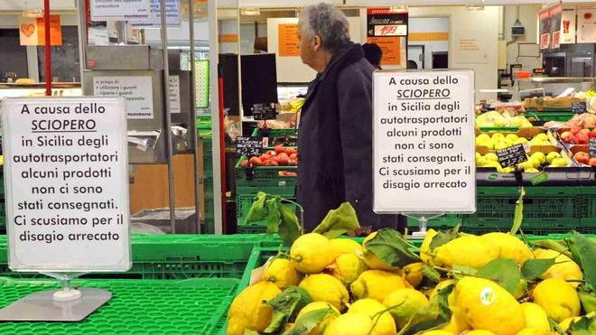 Supermercati a secco di arance e pomodori