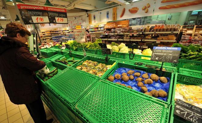 Frutta e verdura, gli scaffali sono sempre più vuoti 