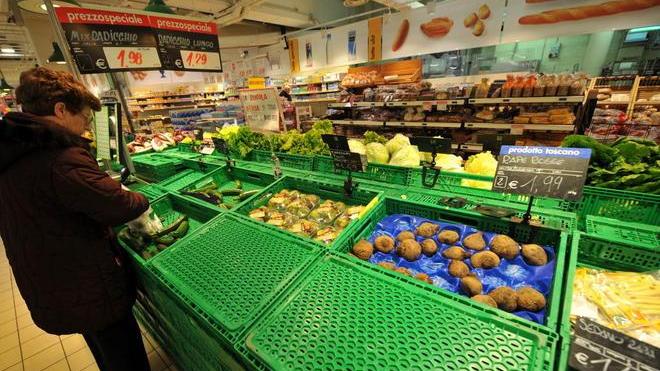 Frutta e verdura, gli scaffali sono sempre più vuoti