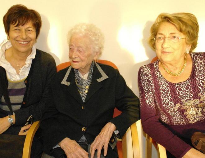 Vilma all’età di 106 anni infila l’ago senza occhiali 