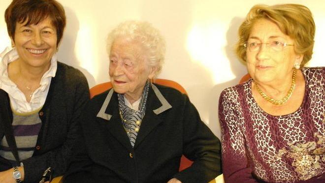 Vilma all’età di 106 anni infila l’ago senza occhiali