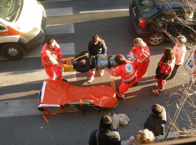 Travolto sulle strisce dalla nonna al volante 