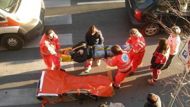 Travolto sulle strisce dalla nonna al volante