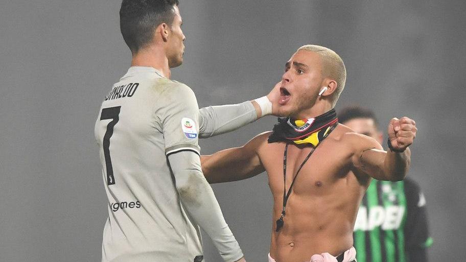 Daspo al tifoso accarezzato da Ronaldo al Mapei Stadium: niente stadio per un anno