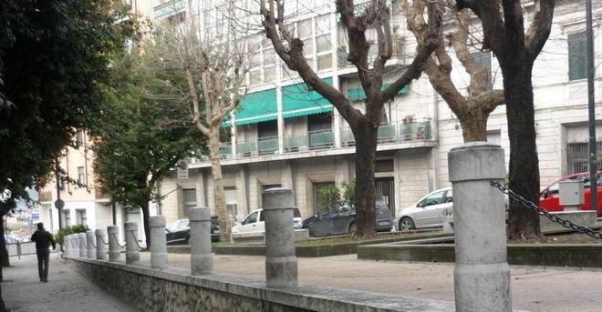 Rubano le catene in ferro che univano le colonnine