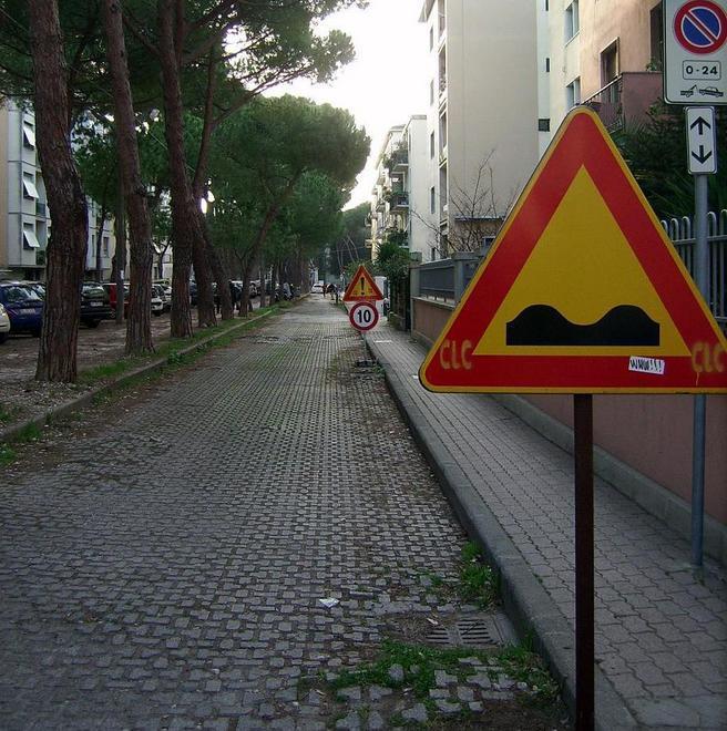 Buche e dossi e invece dei lavori spuntano i cartelli 