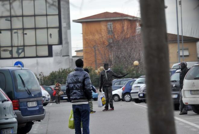 Aggredisce un donna con bambino per i soldi del parcheggio 