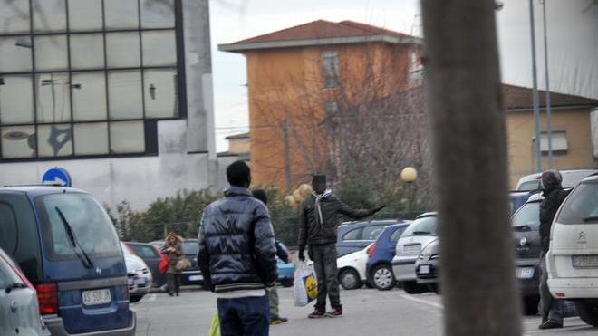 Aggredisce un donna con bambino per i soldi del parcheggio