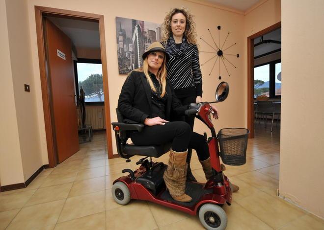 Donano la moto al disabile derubato 