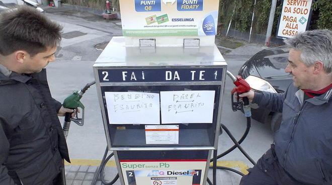Ecco le cisterne, è tornata la benzina 