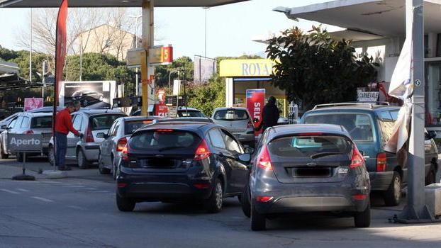 Benzina-caos, proteste al distributore