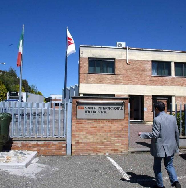 Fuori dai cancelli il terreno si muove 