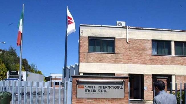 Fuori dai cancelli il terreno si muove