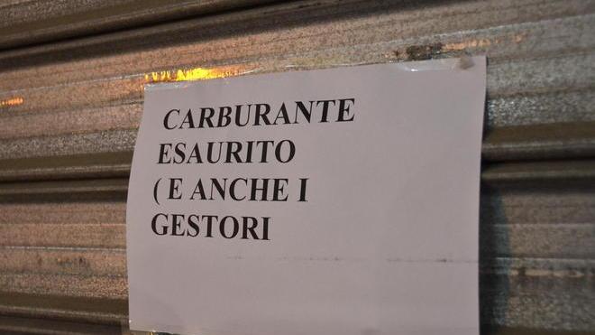 Emergenza benzina, arrivano le cisterne con i rifornimenti