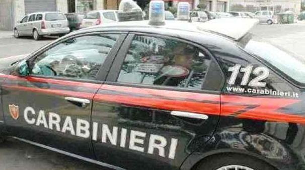 Lite fra 4 donne, due ferite con un taglierino 