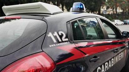 Tentano di rubargli lo scooter sotto casa arrestati due romeni