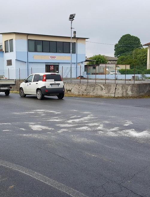 Auto dei carabinieri si ribalta dopo lo scontro