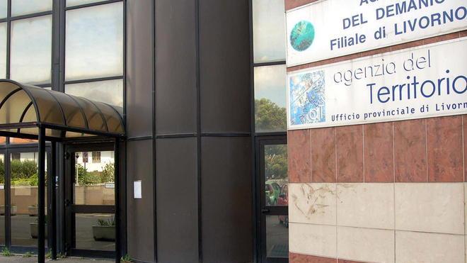 Busta ad orologeria all’Agenzia delle Entrate