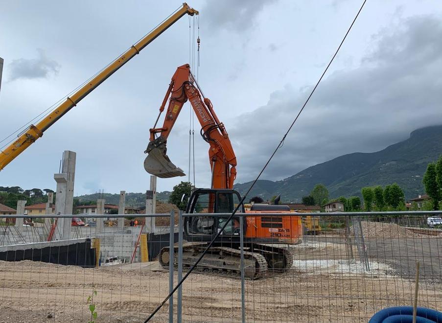 Cantiere di via Roma, ruspe in azione fuori dagli orari previsti