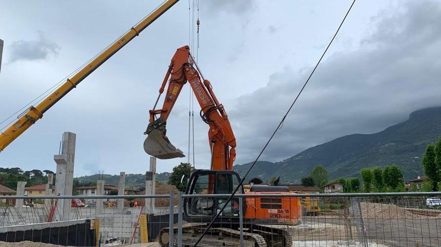 Cantiere di via Roma, ruspe in azione fuori dagli orari previsti