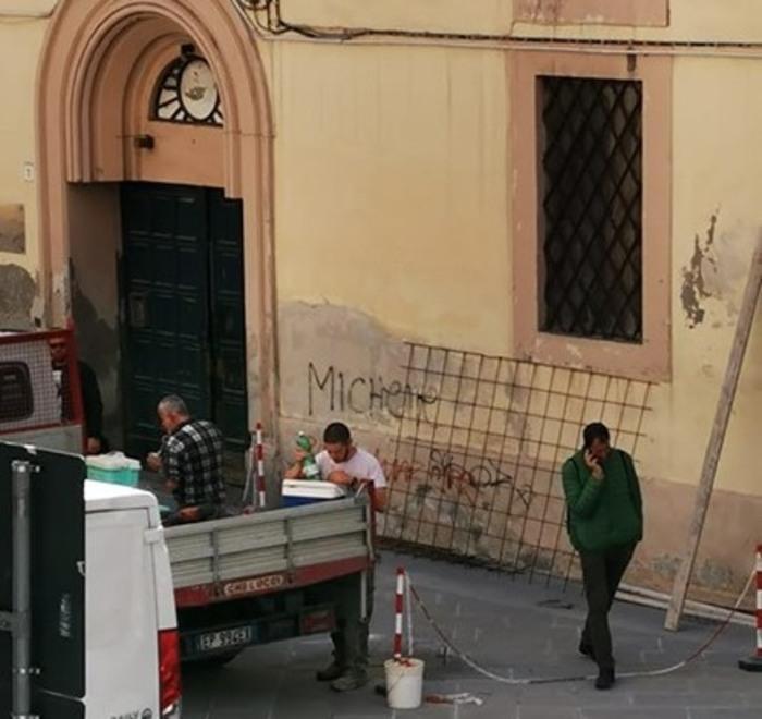 Sgomberati dal Picchetto con il figlio di quattro mesi «Siamo senza lavoro, finiremo in strada» 