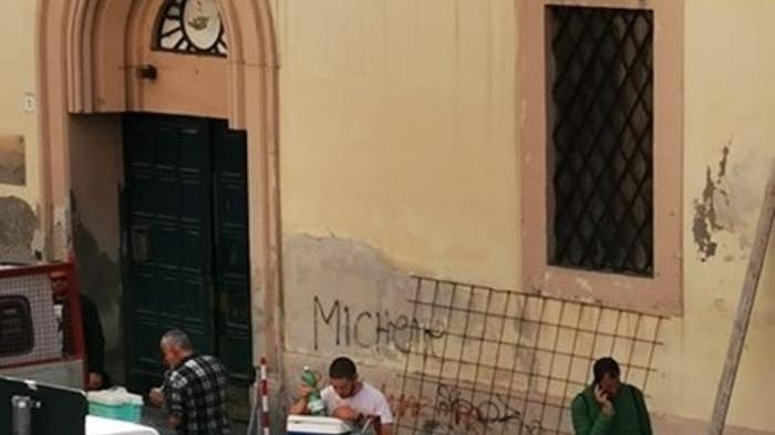 Sgomberati dal Picchetto con il figlio di quattro mesi «Siamo senza lavoro, finiremo in strada»