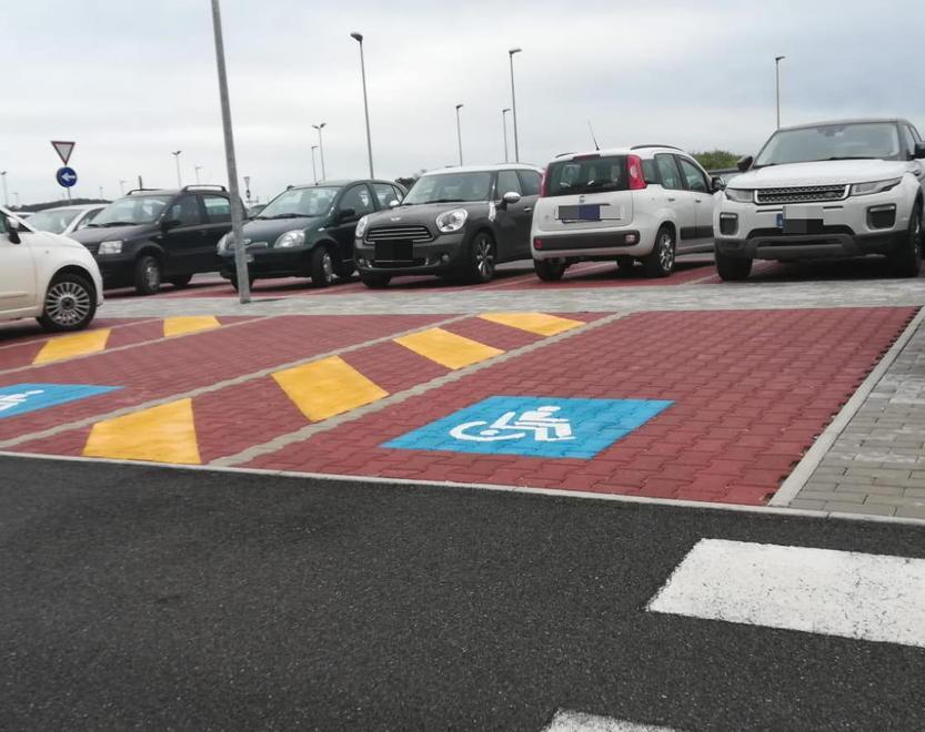 Parcheggi per disabili sotto la pioggia, la proposta: "Creiamo un percorso all’asciutto" 