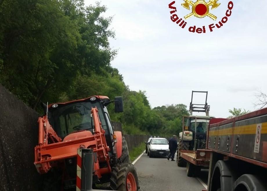 Trattore finisce fuori strada