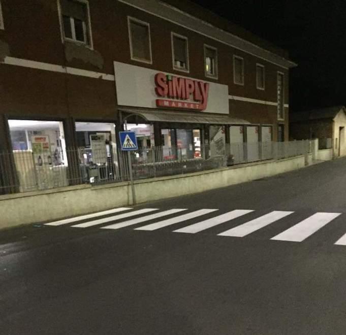 Segnali stradali “impazziti” le strisce finiscono sul muro 