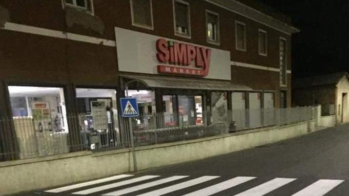 Segnali stradali “impazziti” le strisce finiscono sul muro