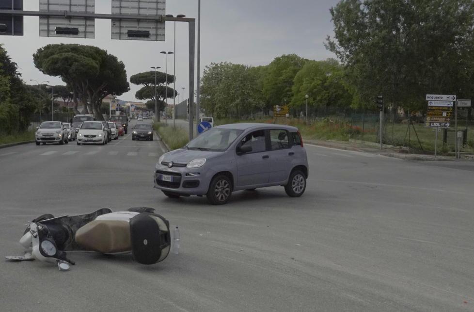 Scontro auto-moto: un ferito