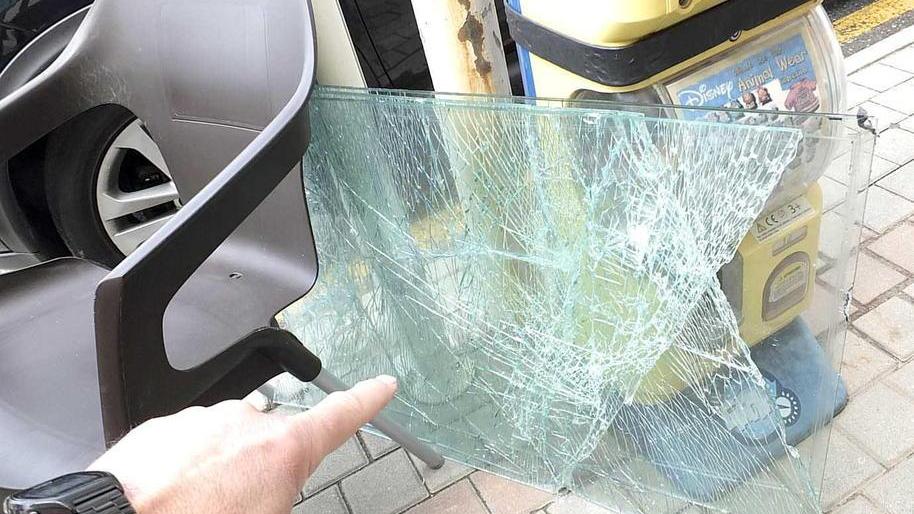Bar e negozi presi d’assalto rubati soldi e vino pregiato