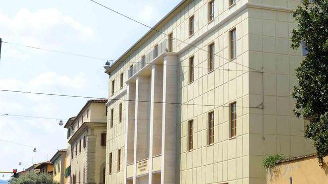 Imprese e negozi riconsegnano le chiavi delle aziende al prefetto