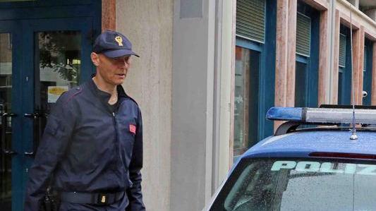 In banca con il mattarello «Datemi i soldi, è una rapina»