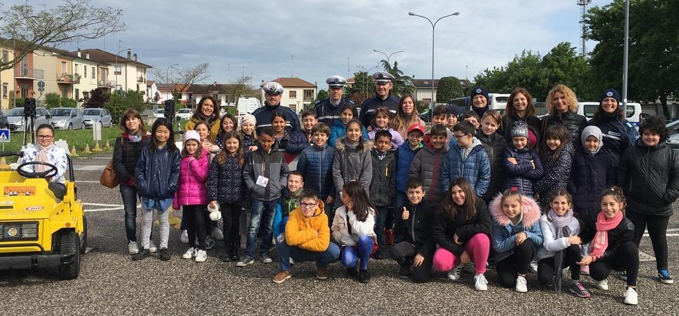 Educazione stradale a scuola Prova pratica con le mini auto 