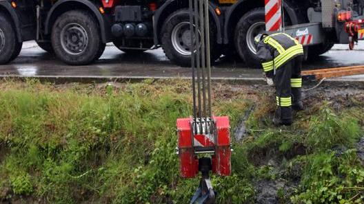 Finisce con l’auto nel canale Estratto dai vigili del fuoco