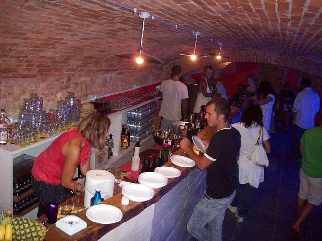 Rissa alle Cantine finisce a bottigliate, due ragazzi feriti 