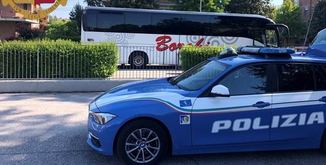 Le cinture non funzionano Stoppato il pullman della gita 