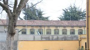 Detenuto va sul tetto e lancia tegole in strada