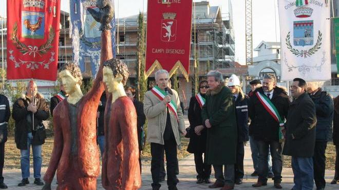 Statue imbrattate tre degli autori costretti a ripulire