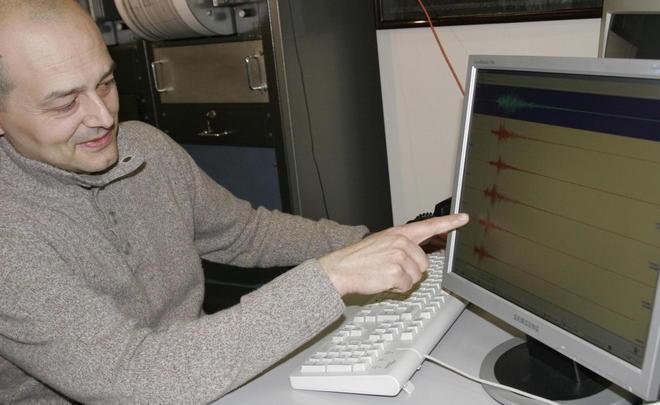 Telefoni cellulari in tilt e due scuole evacuate 