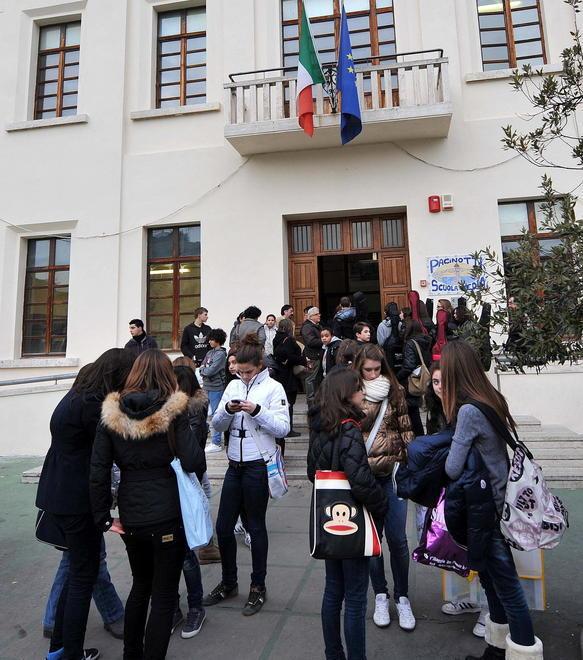 C’è il terremoto, studenti fuori dalle aule 