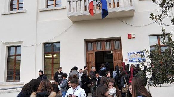 C’è il terremoto, studenti fuori dalle aule