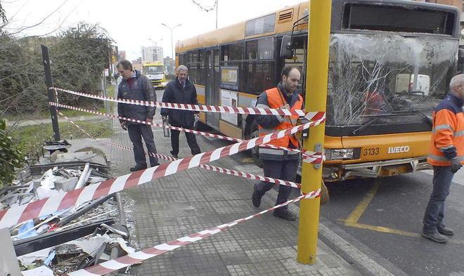 Guasto ai freni Bus della Cpt abbatte pensilina 