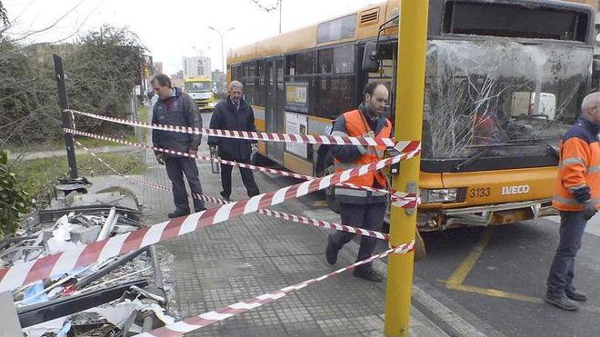 Guasto ai freni Bus della Cpt abbatte pensilina