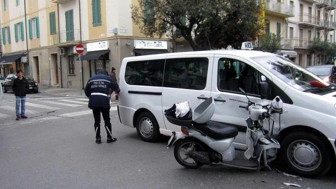 Scooter contro taxi: grave un diciottenne